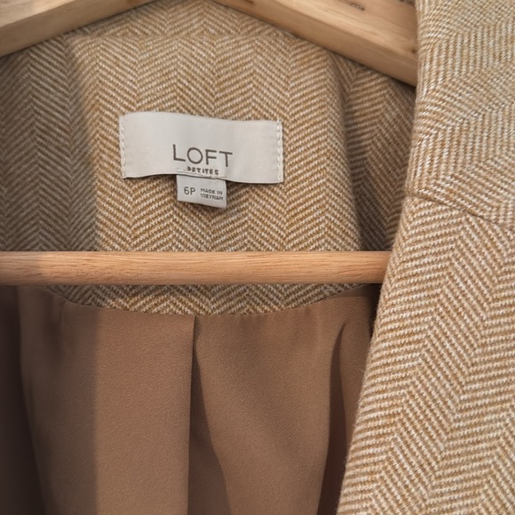 Loft size 6, petite beige brush, cotton blazer missing a button. Worn once. - Picture 3 of 5